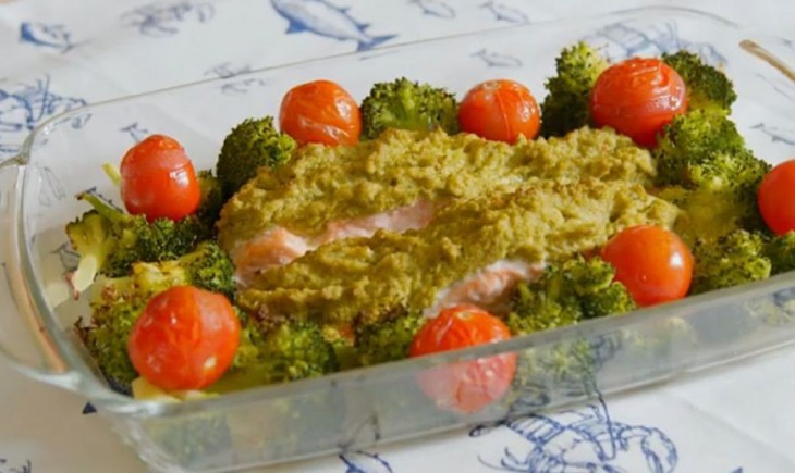 Zalm met broccolipesto uit de oven Zalm met broccolipesto uit de oven