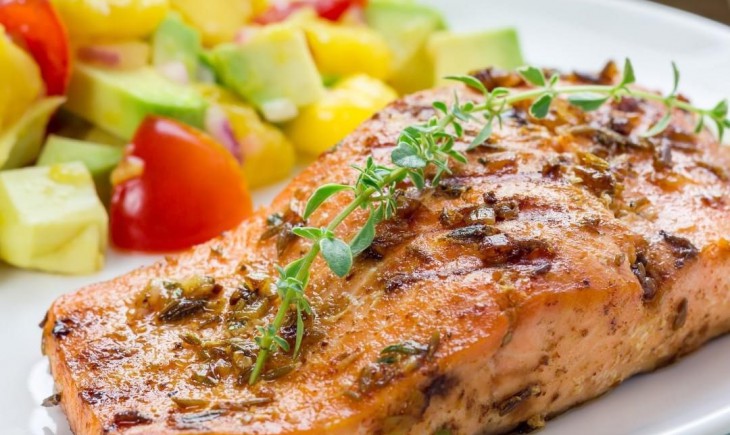 Gegrilde zalm met mango-avocado salsa