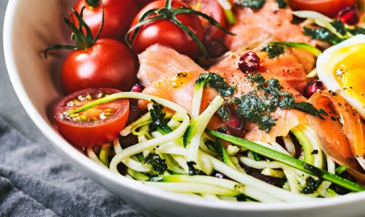 Courgette-noedelsalade met zalm